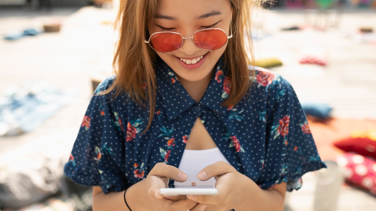 女人看着她的电话;图片使用于汇丰最红奖赏计划。