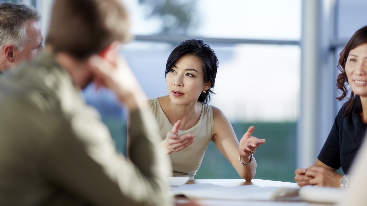女士与同事进行会议;图片用于工商金融