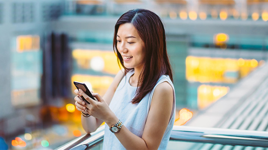 女人看着电话；图片使用于汇丰最红奖赏计划。