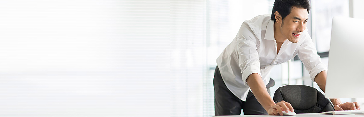 Man using computer; image used for HSBC Live Chat. 