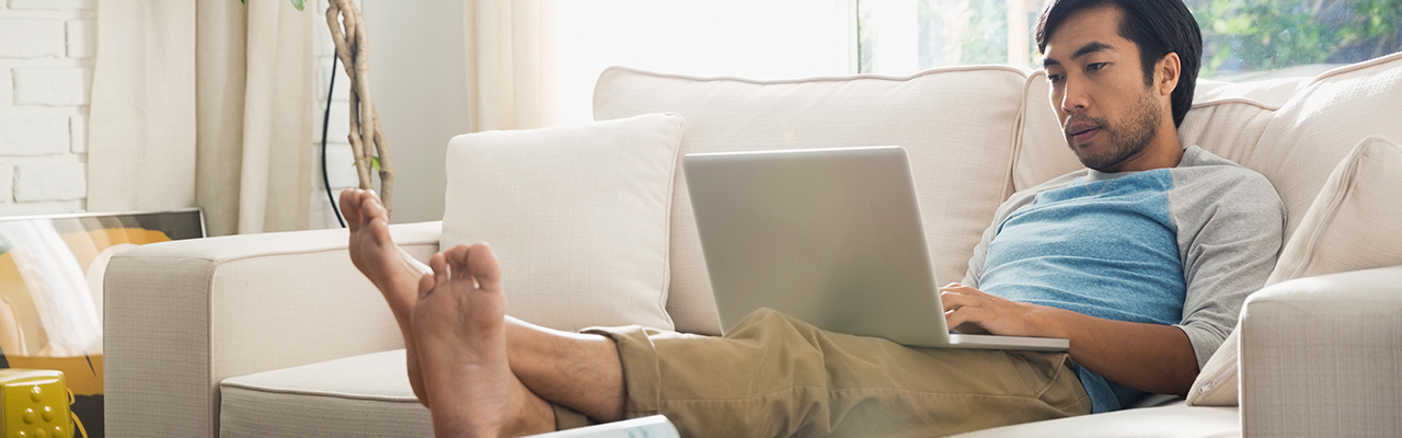 Man online banking